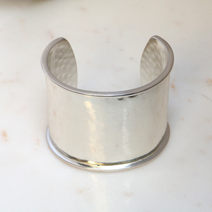 กำไลข้อมือทองเหลืองแบบกว้างขัดเงาสูง ดีไซน์ลายตอก - เครื่องประดับข้อมือดีไซน์โดดเด่น - สายรัดข้อมือโลหะหนาปรับขนาดได้ - Product Image 5