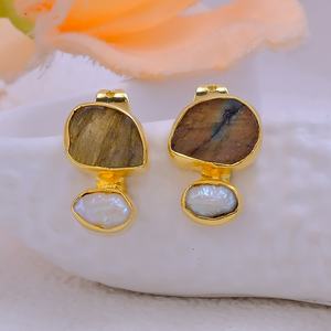 Boucles d'oreilles clous tendance pour femme en labradorite et perle, pierre de naissance de février, en laiton plaqué or, sertie brute, pour mariage et fiançailles - Product Image 1