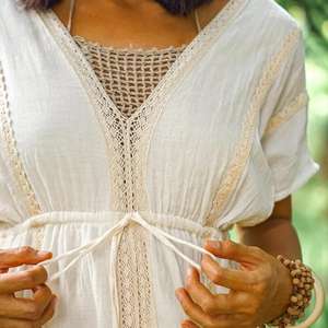 Robe longue bohème blanche pour femme, col en V, fluide, avec ceinture, idéale pour l'été et la plage - Product Image 3