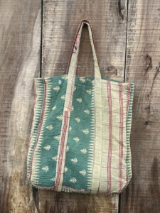 Sac fourre-tout en coton Kantha écologique, fait main, avec bandoulière, réutilisable pour le shopping, la plage, les pique-niques et les courses - Product Image 2