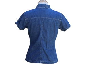 เสื้อเชิ้ตยีนส์แขนสั้นผู้หญิง แบรนด์ Harry Johnson Production คอปก ติดกระดุม มีกระเป๋าหน้า สีซีดปานกลาง ทรงลำลอง - Product Image 4
