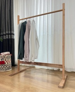 Porte-manteau autoportant en bois massif avec barre de suspension, design scandinave moderne pour chambre et salon - Product Image 1