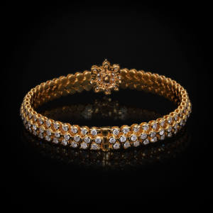 กำไลข้อมือ AMBER JEWELS T-917 แบบ unisex ชุบทอง 18K ประดับด้วยหินธรรมชาติทรงเหลี่ยมเจียระไนแบบ Brilliant Cut ตัวเรือนลายดอกไม้ ดีไซน์คลาสสิกแบบโซ่เชื่อม - Product Image 4