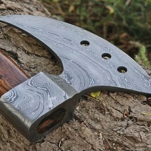 Hacha ancha artesanal con hoja de acero de Damasco, mango de madera, cabeza con diseño de barba, herramienta para talar árboles, hacha coleccionable hecha a mano. - Product Image 3