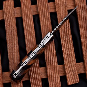 Couteau de chasse en acier damas à lame pointue avec manche en bois et étui en cuir - Product Image 4