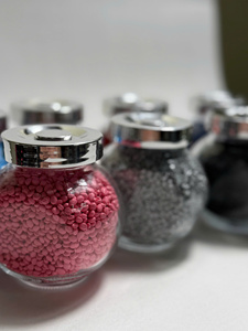 Masterbatch rose en plastique pour le moulage par injection de PE et PP, l'extrusion, le soufflage, les sacs de courses, les films, les jouets en plastique et l'emballage - Product Image 1