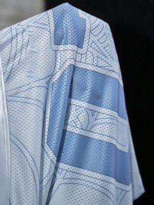 เสื้ออเมริกันฟุตบอลสีฟ้าอ่อน ผ้าตาข่ายระบายอากาศ ลายใยแมงมุมสไตล์ Y2K ทรงโอเวอร์ไซส์ เสื้อทีมแบบตาข่าย สปอร์ตแวร์แบบซับลิเมชั่นสั่งทำได้ - Product Image 4