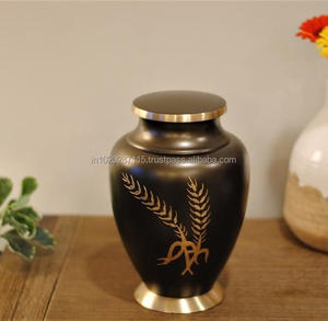 Belle urne de cendres humaines de crémation adulte en laiton fabriqué à la main pour le stockage d'hommage commémoratif avec un design floral gravé traditionnel - Product Image 1