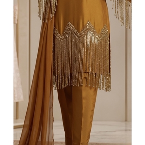 Conjunto de Kameez de Seda Color Mostaza de Lujo TrendsbyCP – Bordado Zardosi Dorado con Flecos de Cristal – Atuendo Festivo Premium de 3 Piezas - Product Image 6