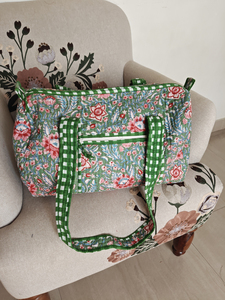 Bolsa de Viaje Acolchada de Algodón con Estampado de Rayas Verdes y Cierre de Cremallera |   Bolsa Ligera para Fin de Semana y Gimnasio - Product Image 1