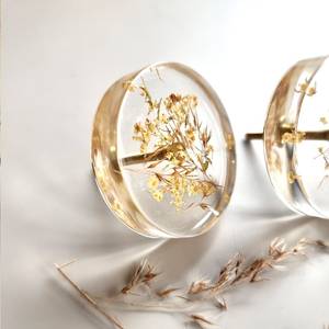 Bouton de tiroir en résine florale écologique avec herbe séchée et poignée de meuble en laiton faite à la main, style européen moderne et épuré - Product Image 1