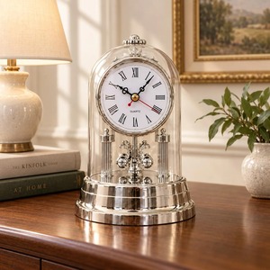 Horloge de bureau en laiton au design traditionnel, forme circulaire, fonctionne à piles, mouvement mécanique, affichage des heures par sonnerie, aiguilles. - Product Image 3