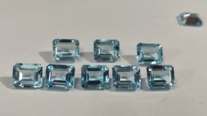 พลอยโทแพซสีฟ้าสดใสทรงแปดเหลี่ยมเจียระไนแบบ Step Cut - ขนาดปรับเทียบ 4x6 มม. พลอยโทแพซเจียระไนแบบหลวม ราคาขายส่งสำหรับแหวนและจี้ - Product Image 2