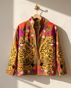 Veste en velours brodée Suzani faite à la main, manteau d'hiver bohème, vêtement ethnique traditionnel à fleurs, veste courte, tenue d'anniversaire - Product Image 2
