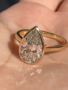 Anillo de Compromiso Solitario con Diamante Cultivado en Laboratorio de 4 Quilates, Corte Pera, Engaste Catedral, Certificado IGI - Product Image 3