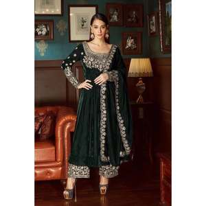 Robe tendance en velours brodé avec dupatta verte - Product Image 1