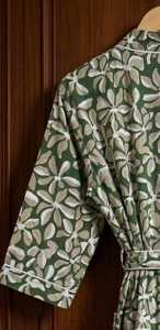 Kimono en coton imprimé à la main avec un motif floral unique, un touche de patrimoine culturel, col en V, design simple et imprimé floral - Product Image 3
