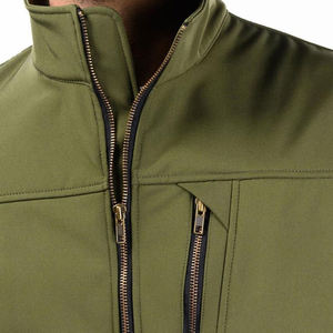 Veste softshell homme légère à col montant, couleur unie, respirante, avec fermeture éclair et logo avant en toile, idéale pour l'extérieur en hiver - Product Image 2