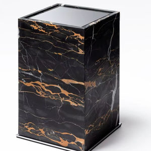 Poubelle carrée luxueuse avec finition effet marbre noir et or. Look moderne haut de gamme. Disponible aux prix de gros. - Product Image 1