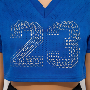 Crop top sportif pour femme, bleu, col en V, avec strass numéro 23, en jersey mesh, manches courtes, style été. - Product Image 3