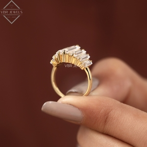 Anillo de Diamantes de Corte Esmeralda de Lujo en Oro Amarillo con Baguettes Graduadas, Joyería de Compromiso, Regalo para Mujer - Product Image 3