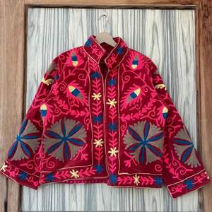 Chaqueta de Terciopelo Suzani Colorida |   Abrigo Bordado para Invitados de Boda y Festivales - Product Image 6