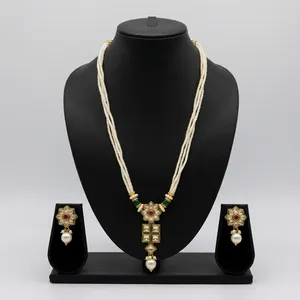 Conjunto de collar y aretes étnicos ODM chapados en oro con perlas y diseño de flores con piedras de circonio para mujeres, joyería nupcial india para novias. - Product Image 3