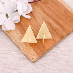 Boucles d'oreilles tendance en laiton plaqué or pour usage quotidien, bijoux personnalisés, boucles d'oreilles de créateur en laiton de haute qualité, commande en gros - Product Image 2