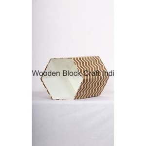 Poubelle décorative hexagonale en bois, fabriquée à la main au Rajasthan, Inde, avec couvercle roulant, motif géométrique, écologique - Product Image 4