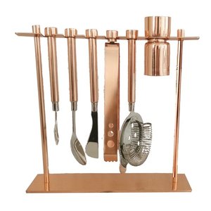 Ensemble d'outils de bar contemporains en acier inoxydable avec shaker à cocktails, pilon, pince à glace et doseur pour la mixologie professionnelle - Product Image 3