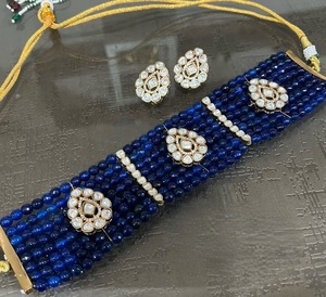 Magnifique ensemble collier ras-du-cou et boucles d'oreilles de luxe en laiton plaqué or de qualité supérieure, orné de perles, de moissanite et de doublets Kundan, idéal pour les mariages - Product Image 3