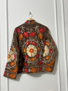 เสื้อแจ็คเก็ตบอมเบอร์กำมะหยี่ปักลายซูซานีสีชมพู สไตล์วินเทจฮิปปี้ สำหรับฤดูหนาว ระบายอากาศได้ดี ผ้าฝ้าย 100% ลายดอกไม้ เหมาะเป็นของขวัญ - Product Image 3