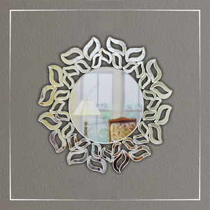 Esta pieza decorativa presenta un marco artístico único compuesto por numerosos segmentos de espejo pequeños de formas individuales. - Product Image 5