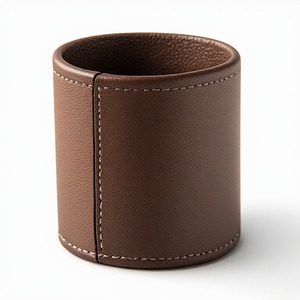 Mini pot élégant en cuir vintage, conçu pour les petites compositions végétales, au charme intemporel et d'une fabrication haut de gamme - Product Image 1