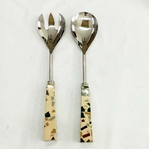 Servidores de ensaladas decorativos de metal chapado en plata, con mango de madera, incluye cuchara y tenedor - Product Image 1