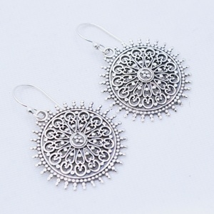 Pendientes Redondos de Plata de Ley 925 con Filigrana Geométrica, Joyería Fina, Memoria Jewels, Venta al Por Mayor - Product Image 5