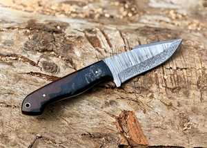 Couteau de chasse artisanal OEM à lame droite en acier Damas avec manche en bois et résine, étui en cuir - Product Image 3