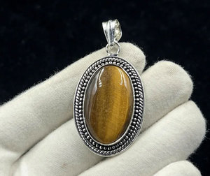 Pendentif en laiton fait main avec bordure perlée en œil de tigre naturel, style vintage bohème ethnique, collier bijou cadeau pour femme - Product Image 4