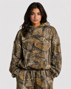 Conjunto Deportivo de Camuflaje Oversize para Mujer con Líneas en Contraste, Sudadera con Capucha y Pantalones Jogger Holgados de Felpa de Algodón Premium con Ribetes en Contraste, OEM - Product Image 3