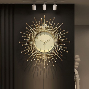 Reloj de metal con diseño de rayos de sol radiantes y puntas de cristal. Una pieza central brillante disponible a precios de mayorista. - Product Image 1