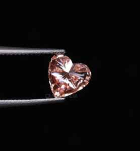 Diamante de Corte Corazón Cultivado en Laboratorio con Certificación IGI, Color Rosa Fantasía, Claridad VVS1, Corte Excelente, OM GEMS para Joyería, el Más Vendido - Product Image 4