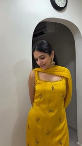 Nous présentons notre design le plus attrayant : un ensemble salwar trois pièces en pure soie chinon de couleur jaune, au prix de gros. - Product Image 2