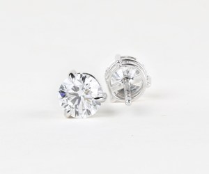 OM GEMS Paire de clous d'oreilles en diamant de laboratoire, clous Martini à 3 griffes, en or 14K, pour femme, solitaires, vente en gros - Product Image 2