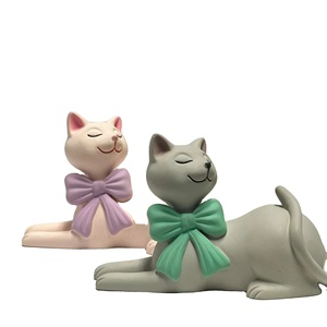 Hermosas estatuas elegantes de gatos de poliresina y decoraciones de pajaritas La fábrica se especializa en figuritas artesanales de resina artística - Product Image 1