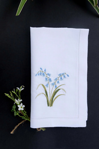Lin 100 % naturel, doux mais résistant, la broderie bleuet ajoute une touche d'élégance printanière – idéal pour les dîners raffinés, les mariages et les événements. - Product Image 3