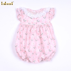 BB3341 ชุดรอมเปอร์เด็กผู้หญิงสีชมพู ผ้าฝ้ายออร์แกนิค 100% เป็นมิตรกับสิ่งแวดล้อม ระบายอากาศได้ดี หรูหรา ลายเรขาคณิต แต่งระบายแบบสม็อค ติดกระดุมแป๊ก - Product Image 5