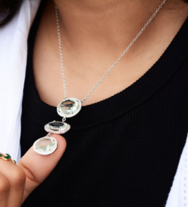 Achetez un collier en argent 925 avec trois pierres d'améthyste verte Ethereal Mint, style tendance, en vente. - Product Image 4
