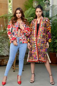 Chaqueta Recta Estilo Bohemio Gitano - Apliques Tribales Kutch con Detalles de Encaje y Botones - Chaqueta Vaquera Transpirable Vintage de Invierno - Product Image 2