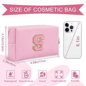 Borsetta per il Trucco Preppy con Iniziale A-Z, Piccola, in Pelle PU Rosa, Astuccio Cosmetico con Lettera in Ciniglia e Cerniera per Ragazze Adolescenti - Product Image 3