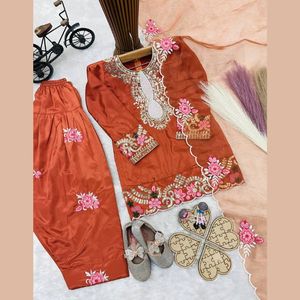 Traje Salwar de Crepé Natural con Bordado Intenso y Lentejuelas, con Dupatta de Seda Organza, Completamente Cosido, Ropa para Niños, Fabricado por Royal Export - Product Image 6